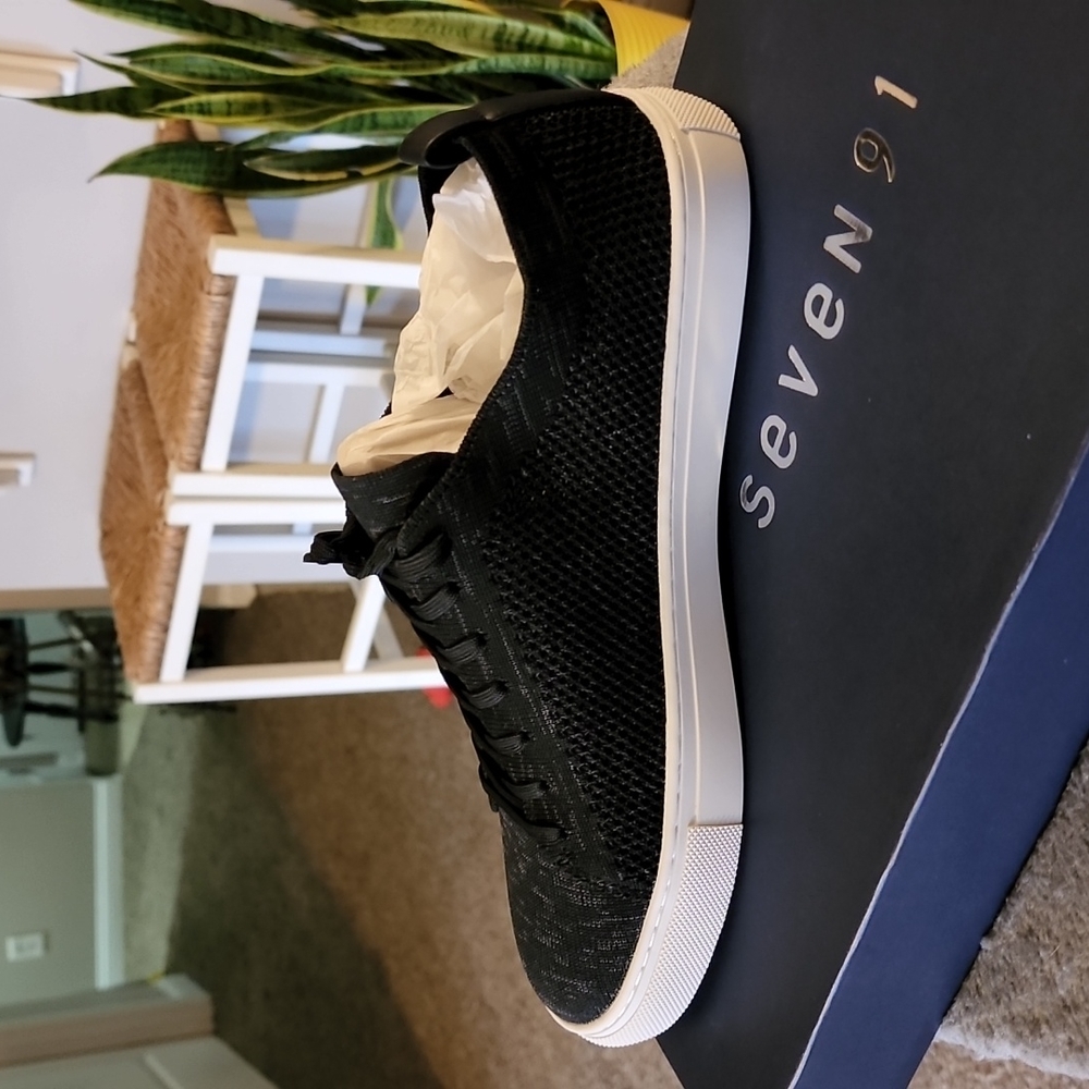 SEVEN 91 Charcoal/ Black 10.5 Md width New in box